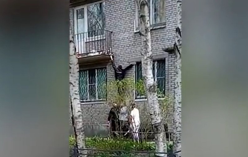 VIDEO| Un polițist rus se chinuie să intre într-o casă din care se difuzau mesaje despre crimele soldaților ruși în Ucraina