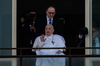 Papa Francisc surprins în timp ce face cu mâna credincioșilor de la balconul spitalului Gemelli - 23 martie 2025. Foto Profimedia