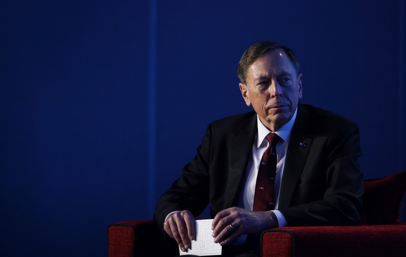 Generalul american David Petraeus estimează că ucrainenii îi vor putea respinge în această vară pe ruși. Ce abordare propune pe câmpul de luptă