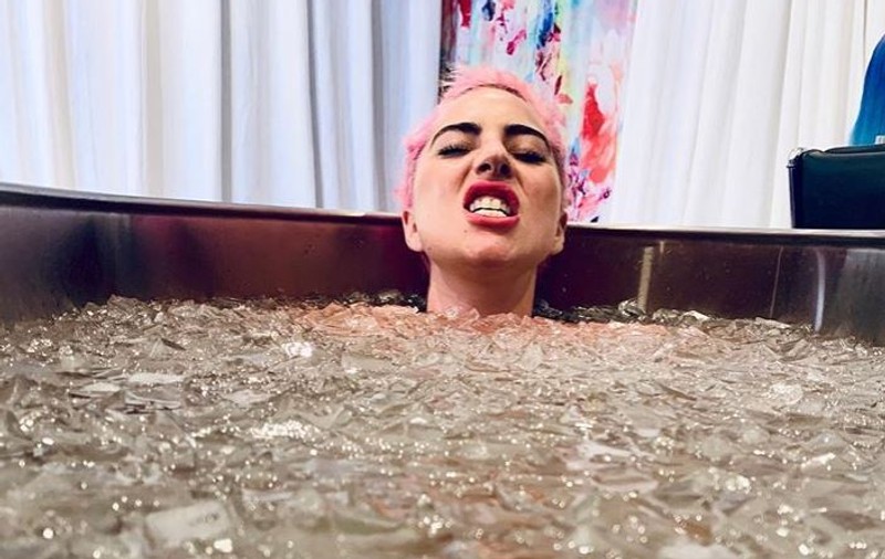 Lady Gaga face baie în gheață după ce a căzut pe scenă. Prima imagine postată de artistă după accident