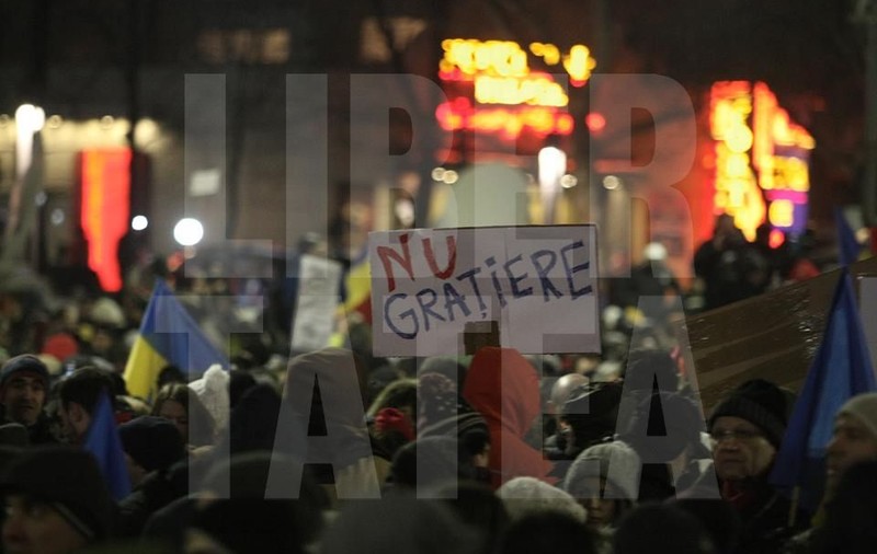 Un ofițer sub acoperire a fost bătut de jandarmi la protestele din București. Jandarmeria confirmă incidentul – VIDEO