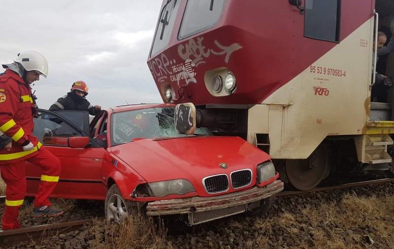 Un bărbat de 35 de ani se zbate între viaţă și moarte, după ce mașina lui a fost lovită de tren, la Timișoara