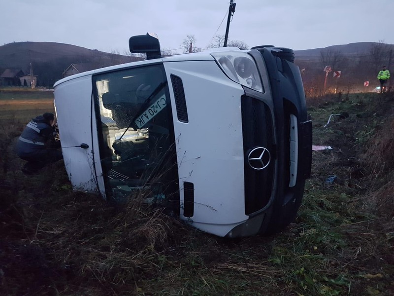 Microbuzul a părăsit partea carosabilă și s-a răsturnat