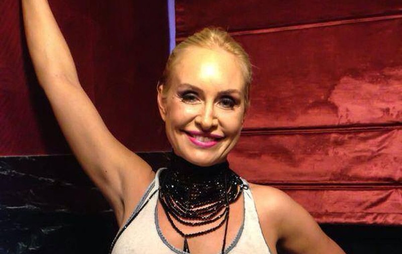 VICA BLOCHINA, CU MASCĂ ŞI FĂRĂ MASCĂ! UITE CUM POATE SĂ ARATE FĂRĂ PIC DE FARD!