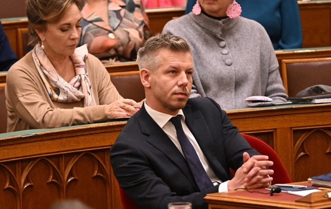 Prim-ministrul maghiar Peter Magyar participă la o ședință a Parlamentului maghiar la Budapesta, pe 28 septembrie 2026, în contextul în care Parlamentul i-a ridicat imunitatea parlamentară, permițând astfel demararea unei proceduri penale împotriva sa