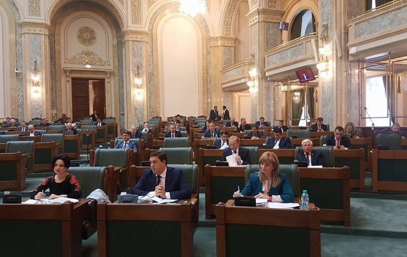 Proiectul de lege care prevede că acţiunea penală în cazul violenței domestice poate fi pusă în mişcare din oficiu, adoptat tacit de Senat
