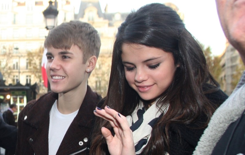 Justin Bieber a răsfăţat-o pe Selena Gomez la Paris cu cină la restaurant de lux şi cumpărături la Louis Vuitton