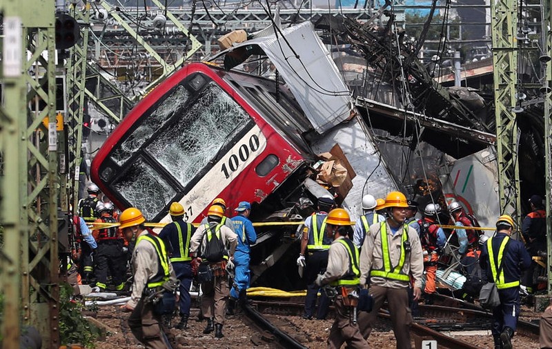 Accident feroviar în Japonia. 30 de persoane au fost rănite după ce trei vagoane au deraiat