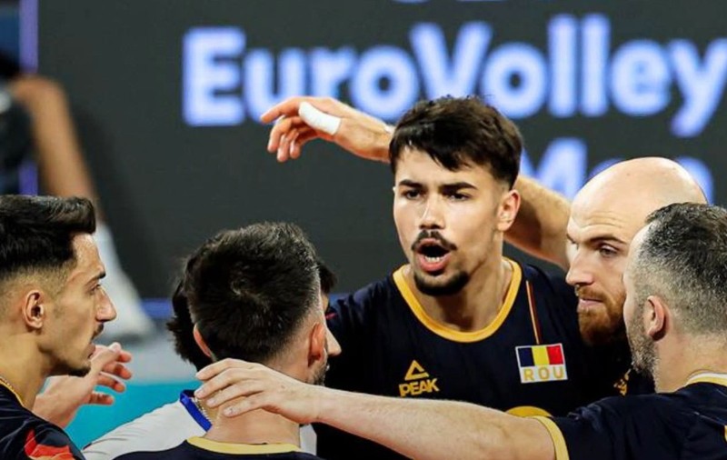 Naționala României de volei masculin, antrenată de Sergiu Stancu, a reușit o performanță remarcabilă, calificându-se pentru a doua oară consecutiv în sferturile de finală ale Campionatului European. Sursă foto Facebook/Federatia Romana de Volei