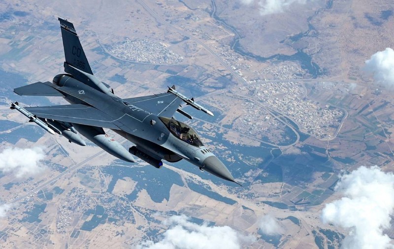 Un pilot a sfidat moartea după ce s-a trezit sub o ploaie de rachete în Orientul Mijlociu. A primit Medalia Steaua de Argint