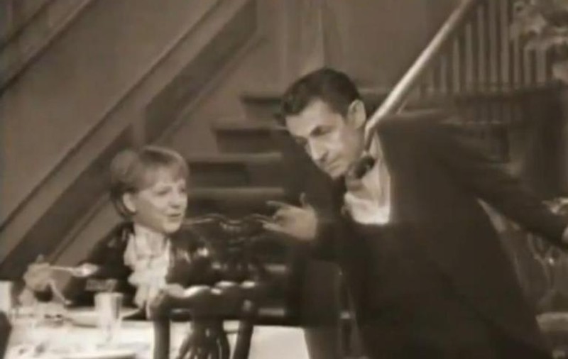 Sarkozy, aşa cum nu l-aţi văzut niciodată! În postura de valet al Angelei Merkel! VIDEO