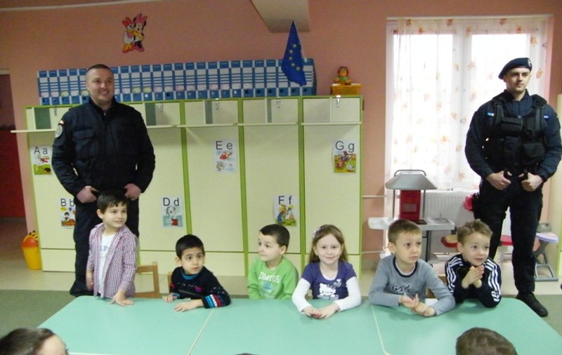 Jandarmi de grădiniţă. Copiii s-au jucat şi au cântat ”păziţi” de luptători, precum VIP-urile