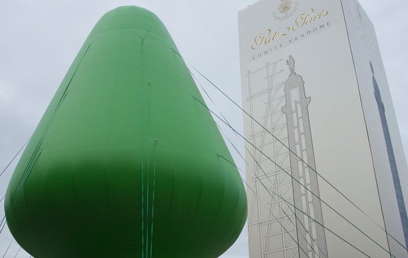 Glume pe seama unei JUCĂRII EROTICE expuse în centrul Parisului. Sculptorul susţine că e un COPAC | FOTO