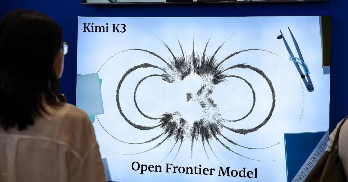 Un monitor pe care e afișată o poză de prezentare pentru Kimi K3, model dezvoltat de Moonshot AI.
