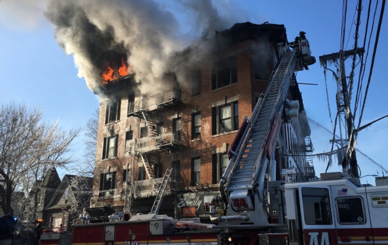 Peste 20 de oameni, răniți într-un incendiu în New York. Un pompier, printre victime
