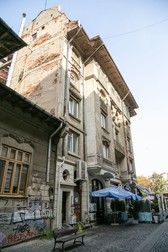 Restaurant amenajat la parterul unei clădiri în stare avansată de degradare din Centrul Vechi