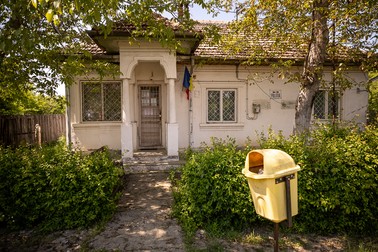 La sediul Poliţiei Vânjuleţ domneşte pacea și iedera