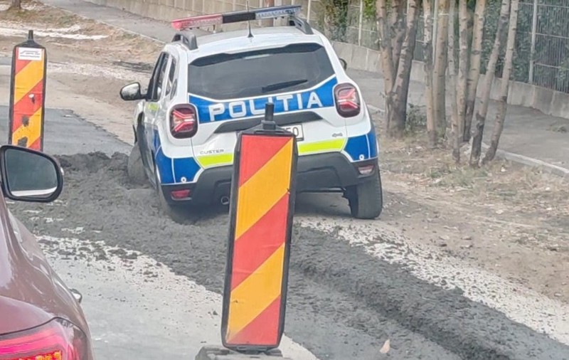 Mașină de poliție, blocată în beton, la Brașov. Sursă foto: Facebook /Poliția Brașov.