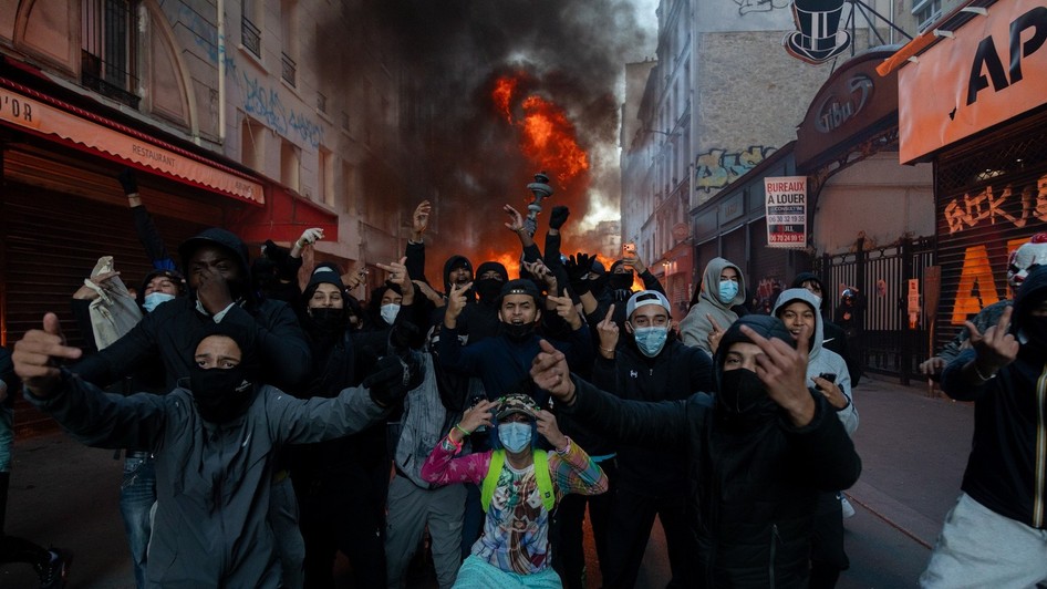 Paris, protest din 18 octombrie în apropiere de Place de la République; ciocniri între protestatari și poliție; incendii și baricade. Sursa foto: Profimedia