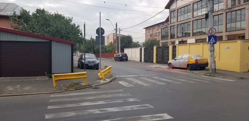 Oamenii și-au montat singuri parapeți, ca să se protejeze de accidentele care se produc în intersecție