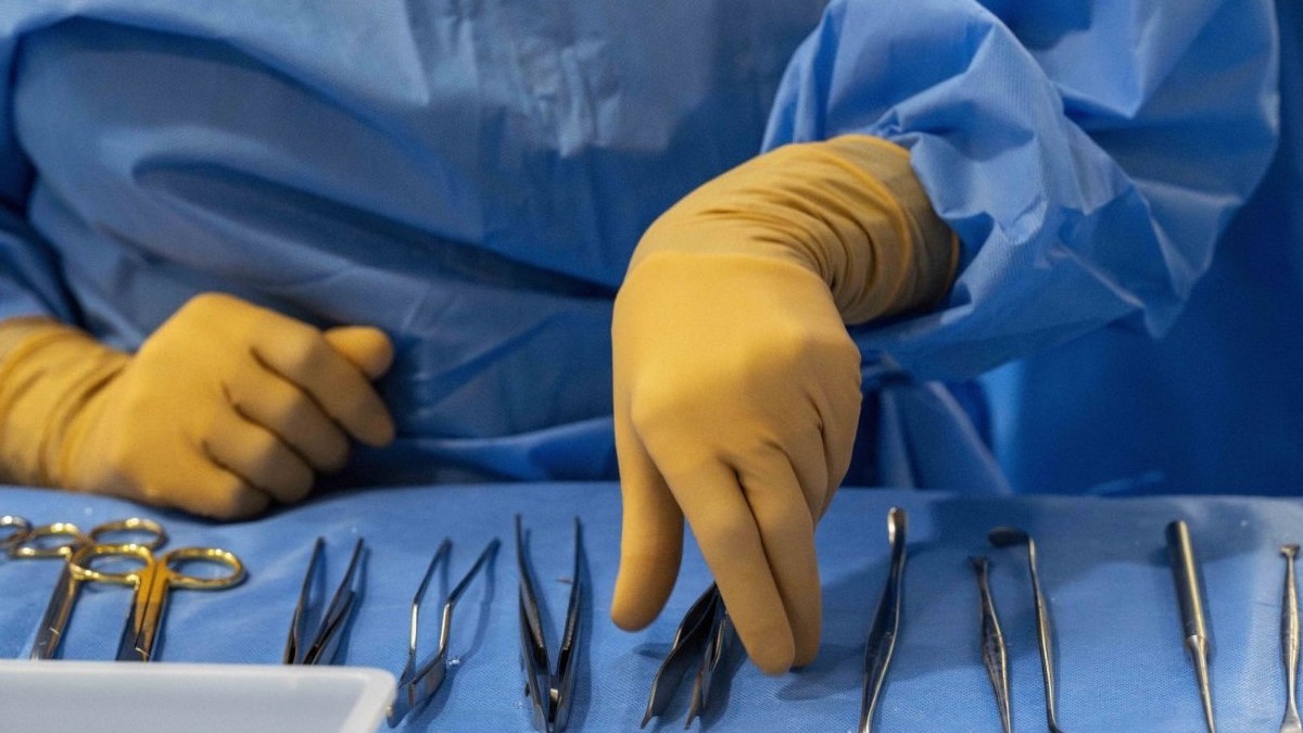 O femeie din Dâmbovița a trăit cu o pensă chirurgicală în abdomen, uitată de medici în timpul unei operații. Sursă foto: Hepta.