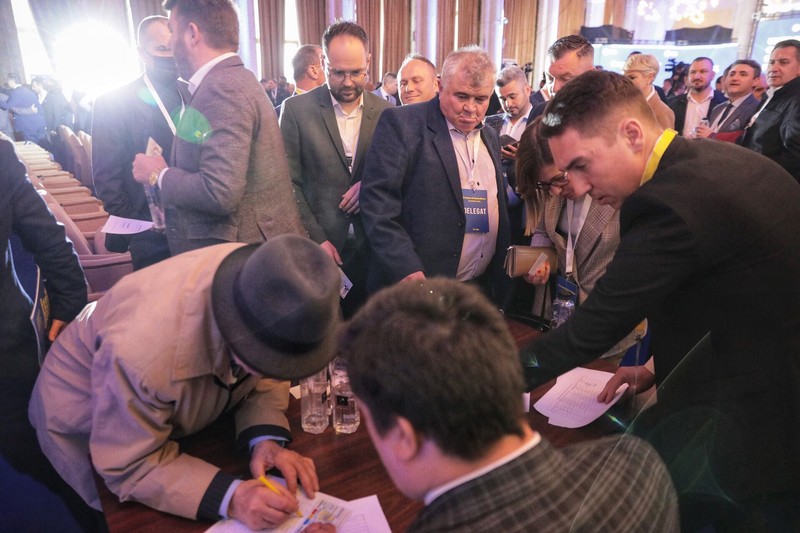 Delegații au venit din toată țara să-l voteze pe Ciucă. Rezultatul a fost strâns: unicul candidat a câștigat cu 1.060 de voturi „pentru” și 60 anulate