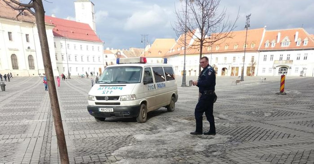 Polițiștii au intrat cu duba în Piața Mare din Sibiu ca să joace la loto