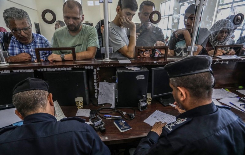 Punctul de trecere Rafah, deschis pentru a treia zi, pentru evacuări limitate. Niciun român pe lista ieșirilor permise