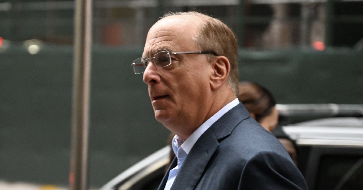 CEO-ul BlackRock Larry Fink, într-un costum negru - decembrie 2022
