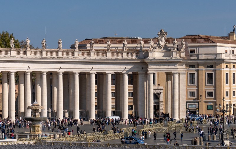 Mii de credincioși din Piața San Pietro din Roma, speriați rău de o alertă pe mobil