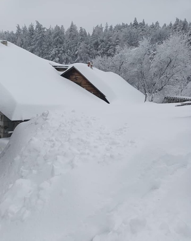 Zăpadă cât casa la Bisoca, în Buzău, după codul portocaliu de ninsoare abundentă și viscol