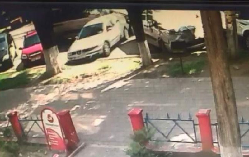 Şoferul unui microbuz din Iaşi a lovit în plin cinci maşini parcate. Două persoane au fost transportate la spital