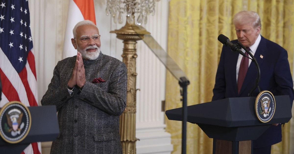 Președintele Statelor Unite, Donald Trump, dreapta, și prim-ministrul Indiei, Narendra Modi, stânga, sosesc pentru o conferință de presă comună în Sala de Est a Casei Albe din Washington, DC, 13 februarie 2025.