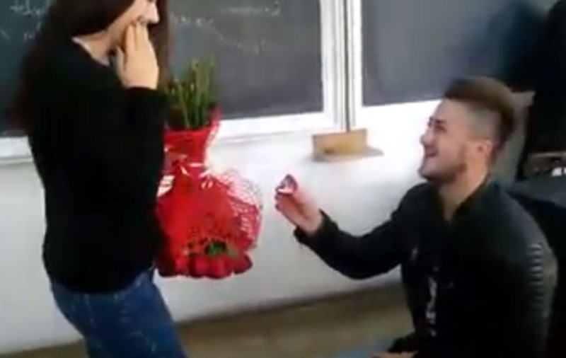 Un tânăr din Piteşti şi-a cerut iubita în căsătorie în facultate, în timpul unui curs. Cum a reacţionat fata | VIDEO
