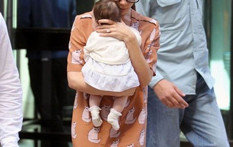 Victoria Beckham își pune fiica în pericol? Uite ce tocuri poartă în timp ce-și plimbă odrasla!