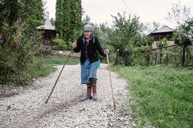 Ana, 85 de ani, merge sprijinindu-se în două beţe