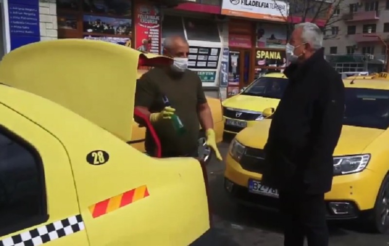 VIDEO / Taximetriștii din Buzău au fost puși de primar să-i arate cum dezinfectează mașinile