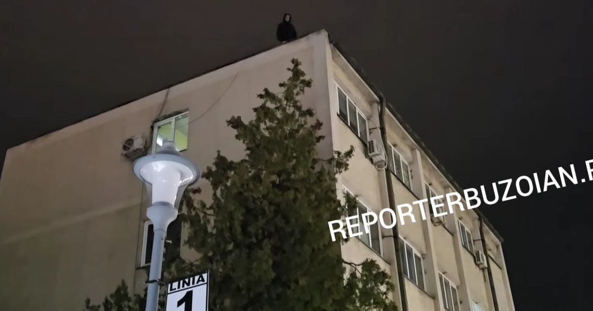 bărbat urcat pe o clădire cu 3 etaje