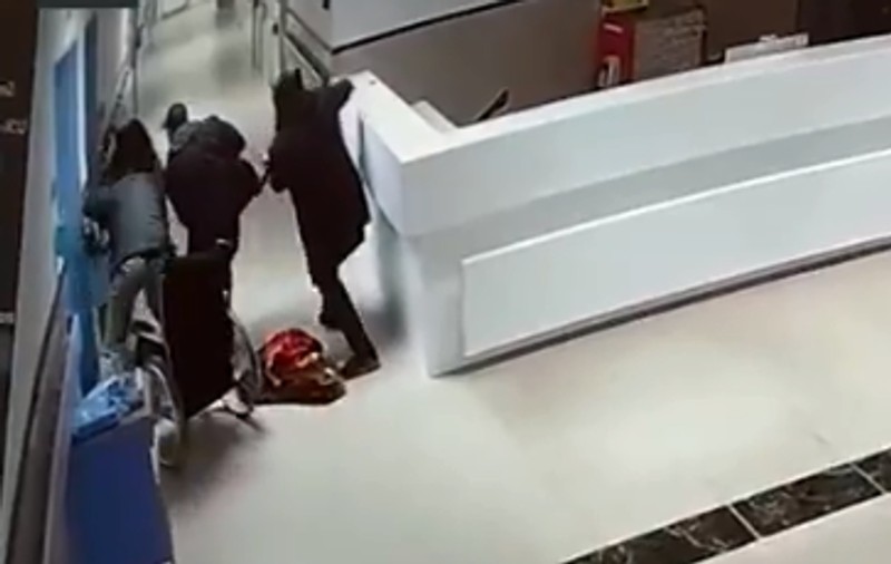 Un agent israelian deghizat în pacient se ridică din scaunul cu rotile, scoate arma și intră în rezerva de spital în care se ascundeau teroriștii vizați, în Cisiordania | VIDEO