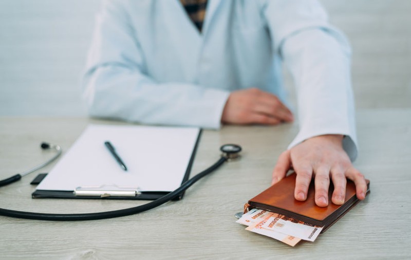 Medicul ORL-ist din Buzău prins când lua mită pentru a opera un copil a fost trimis în judecată