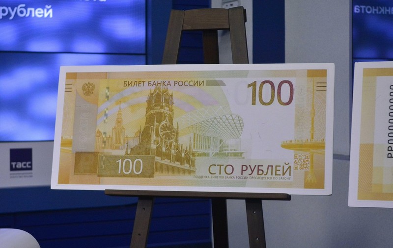 Noua bancnotă de 100 de ruble emisă de Moscova, respinsă de bancomatele rusești. Care este motivul