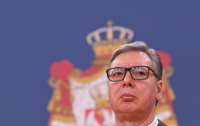 Aleksandar Vucic, având în spate stema statului sârb, vorbește la o conferință de presă, 15 octombrie 2025