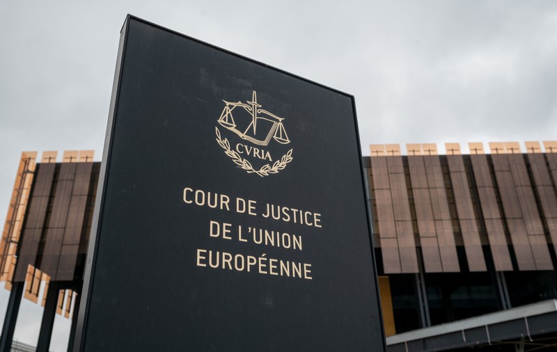 Un bărbat trans îi cere României să-i recunoască identitatea masculină în acte. Cazul a ajuns la Curtea de Justiție a Uniunii Europene din Luxemburg 