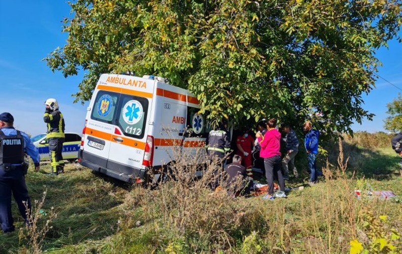 Patru persoane au fost rănite, după ce o ambulanță s-a ciocnit cu o autoutilitară, în Neamţ