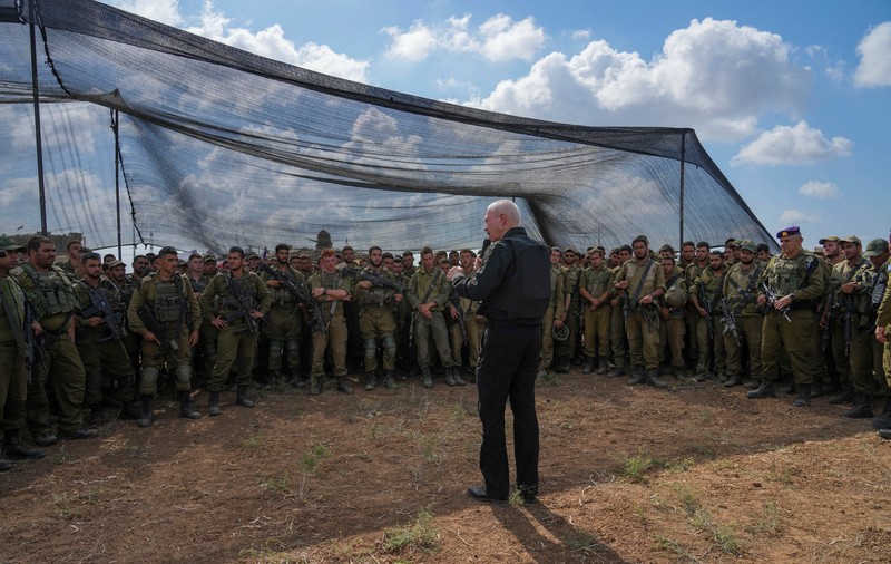 Israelul a „trecut la o nouă etapă" în războiul împotriva Hamas, anunță ministrul apărării, Yoav Gallant. „Pământul din Gaza s-a cutremurat"