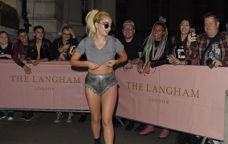 Lady Gaga a recidivat! Cântăreața, apariție îndrăzneață la un concert din Londra | FOTO