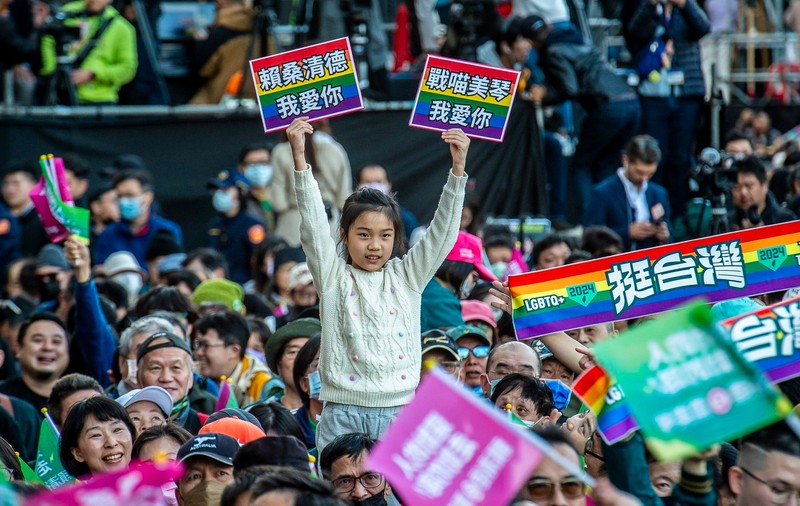 Decizie istorică pentru comunitatea LGBT în China: justiția a recunoscut că un copil poate avea două mame
