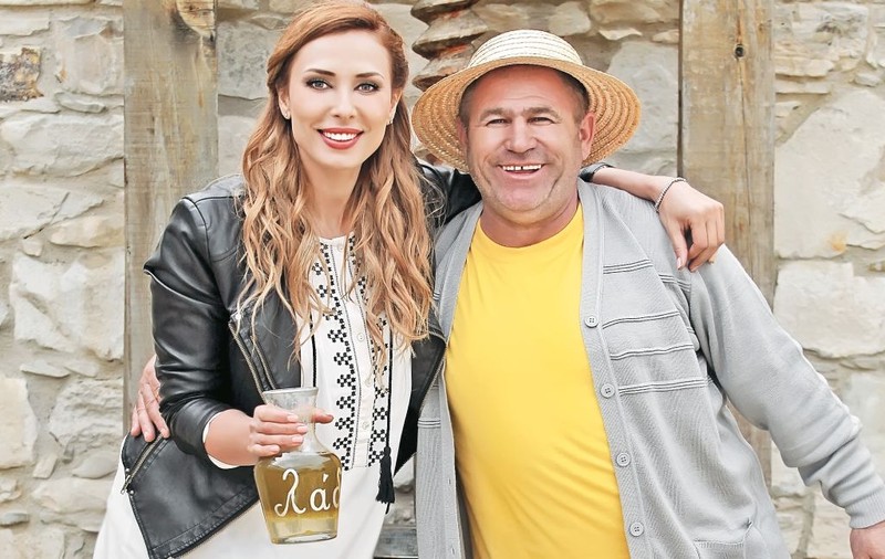 La mare, la soare... Detaşaţi trei luni în Cipru, Iulia Vântur şi nea Raţă îşi împart timpul între «Ferma vedetelor» şi distracţie
