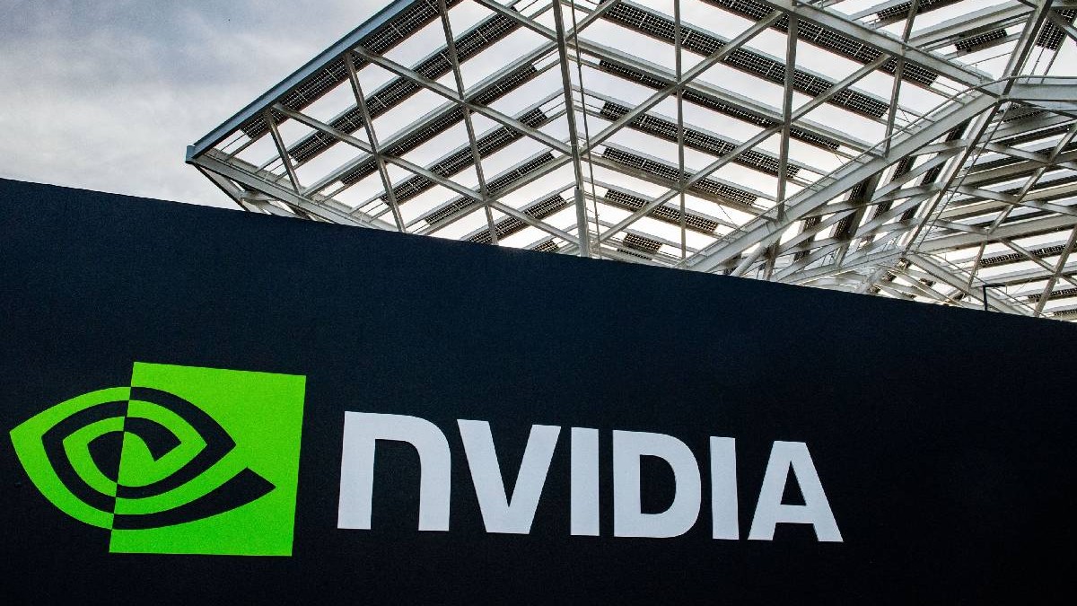Sigla companiei de cipuri Nvidia, fotografiată la sediul central din Silicon Valley.