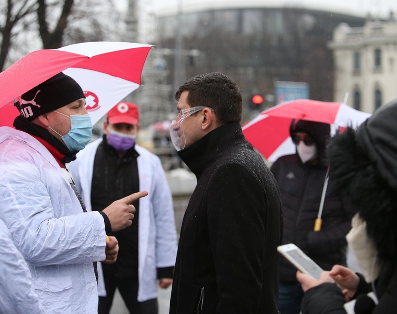 Liderul AUR, George Simion, prezent la mitingul Sanitas din Piața Victoriei: „Am venit să-i ascult. Nimeni de la Guvern nu a binevoit să o facă”